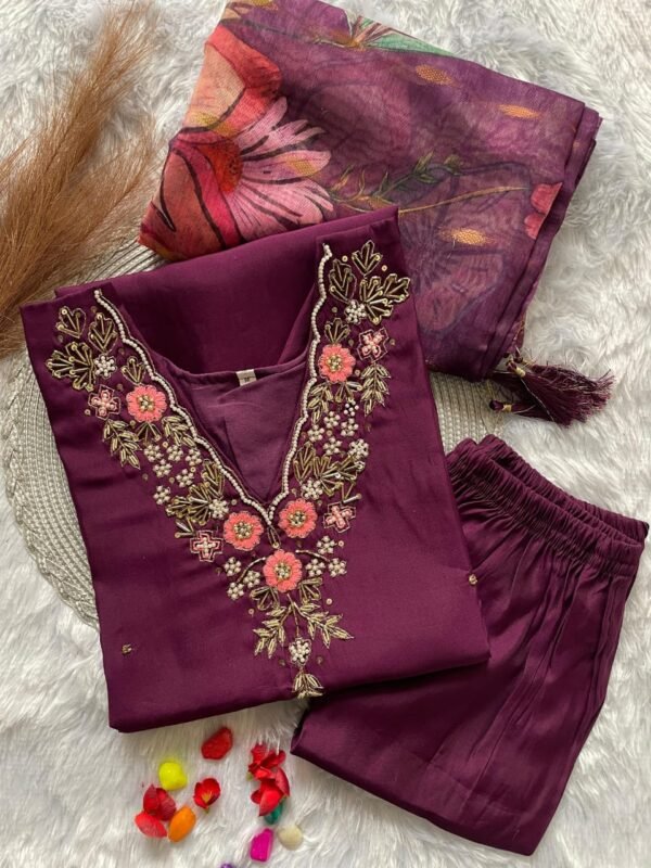 Gulnaaz Embroidered Kurti Set - Image 9