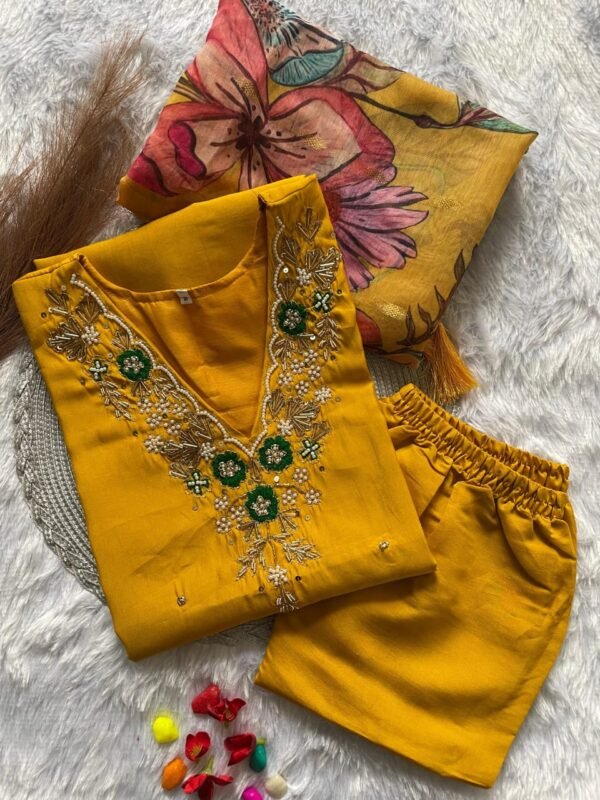 Gulnaaz Embroidered Kurti Set - Image 7