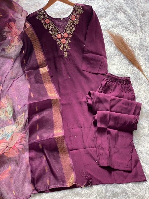 Gulnaaz Embroidered Kurti Set - Image 11