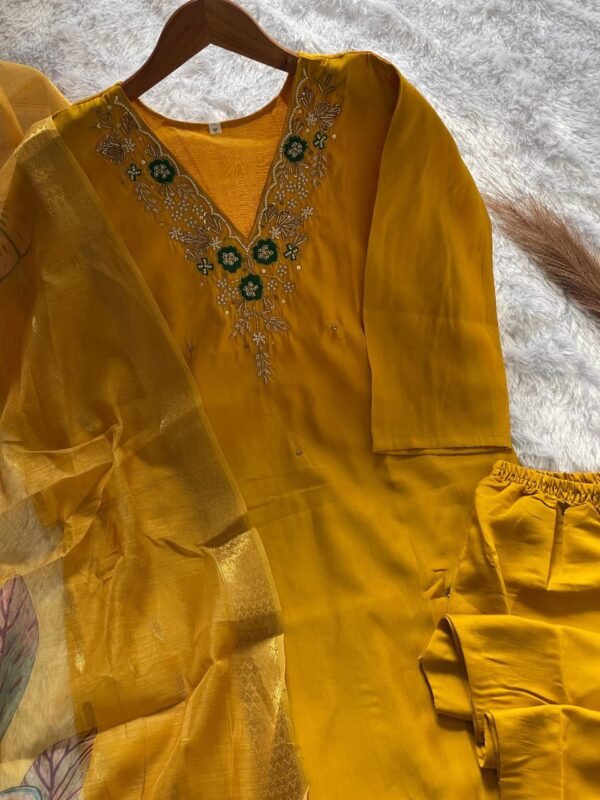 Gulnaaz Embroidered Kurti Set - Image 6