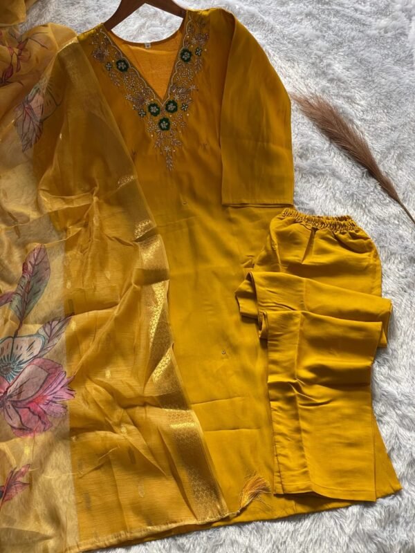 Gulnaaz Embroidered Kurti Set - Image 5