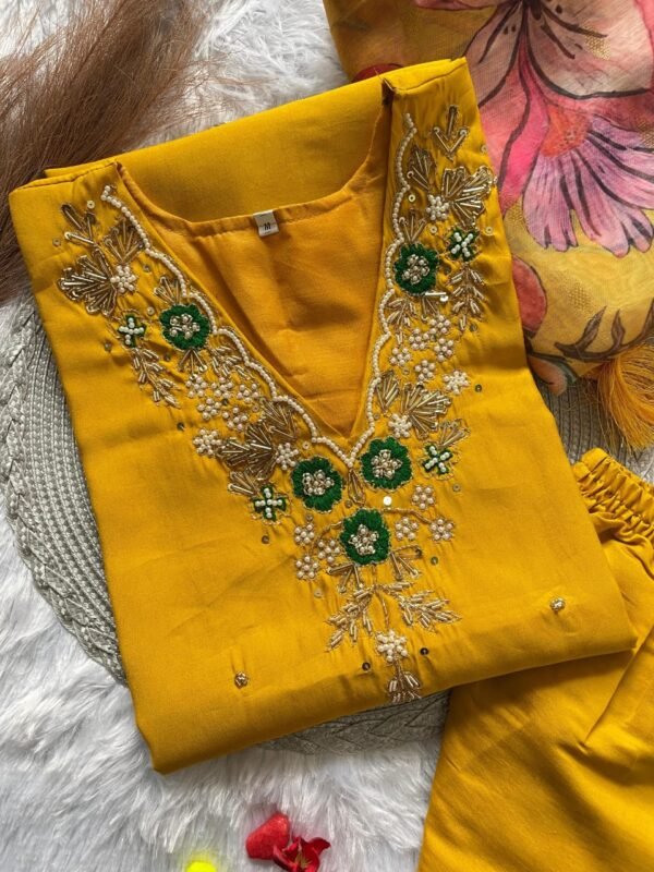 Gulnaaz Embroidered Kurti Set - Image 8